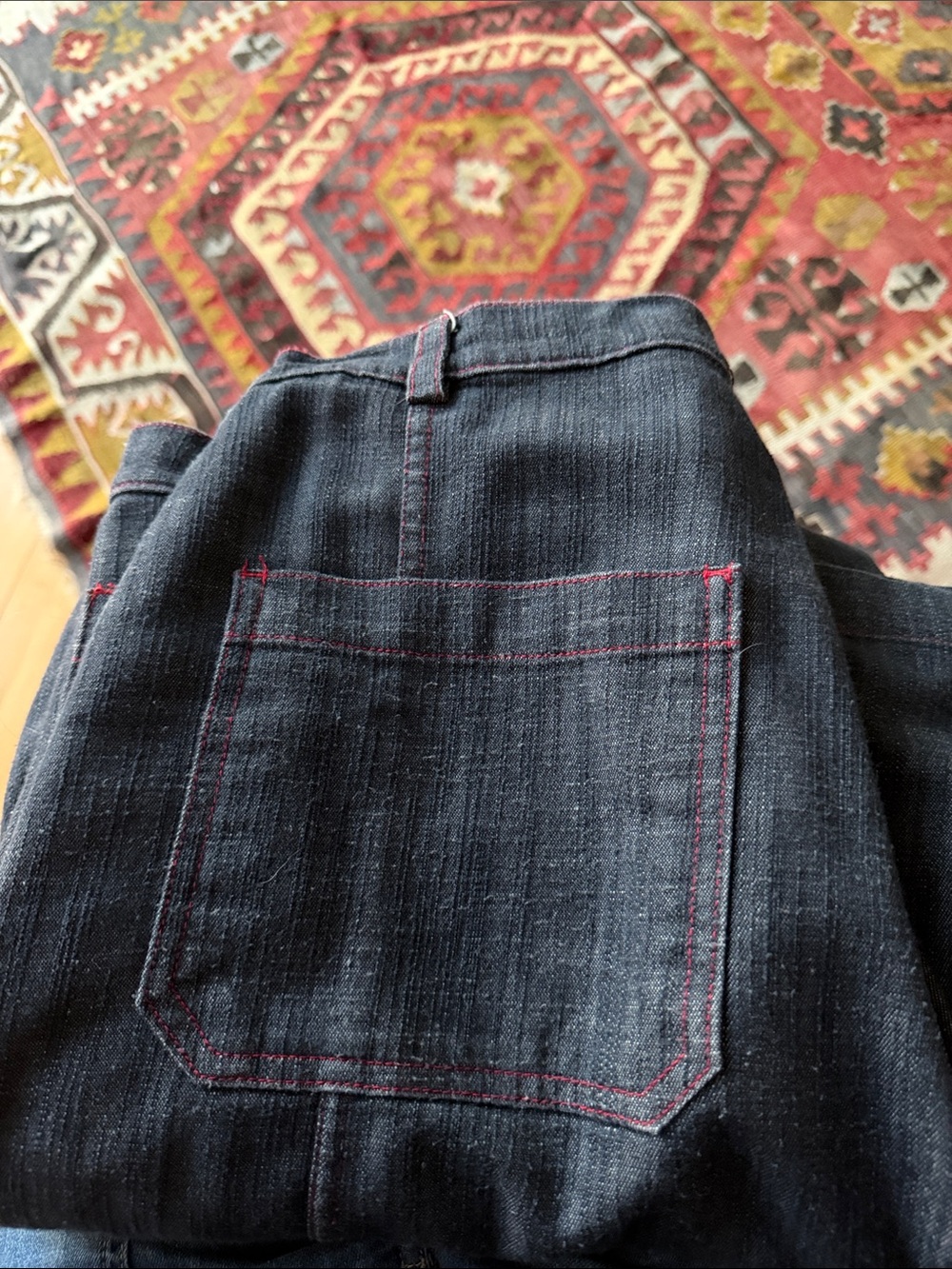 Lesley Evers ROXANNE pants dark blue w red buttons - Picture 6 of 6